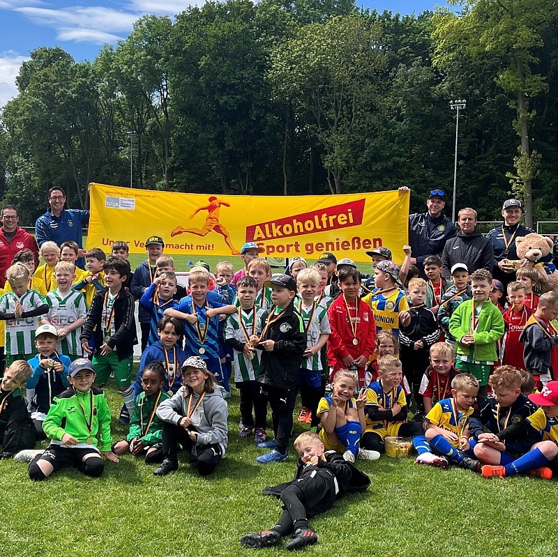 © FSA Alle Teilnehmende des Gewinnervereins FSV Raßnitz auf dem Fußballfeld vor dem „Alkoholfrei Sport genießen“-Banner