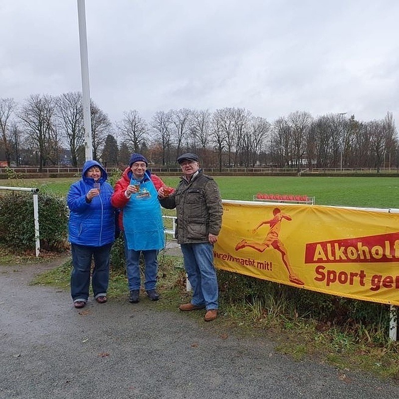 Drei Teilnehmer der Boule-Winterserie vor dem "Alkholhofrei Sport geniessen"-Banner.