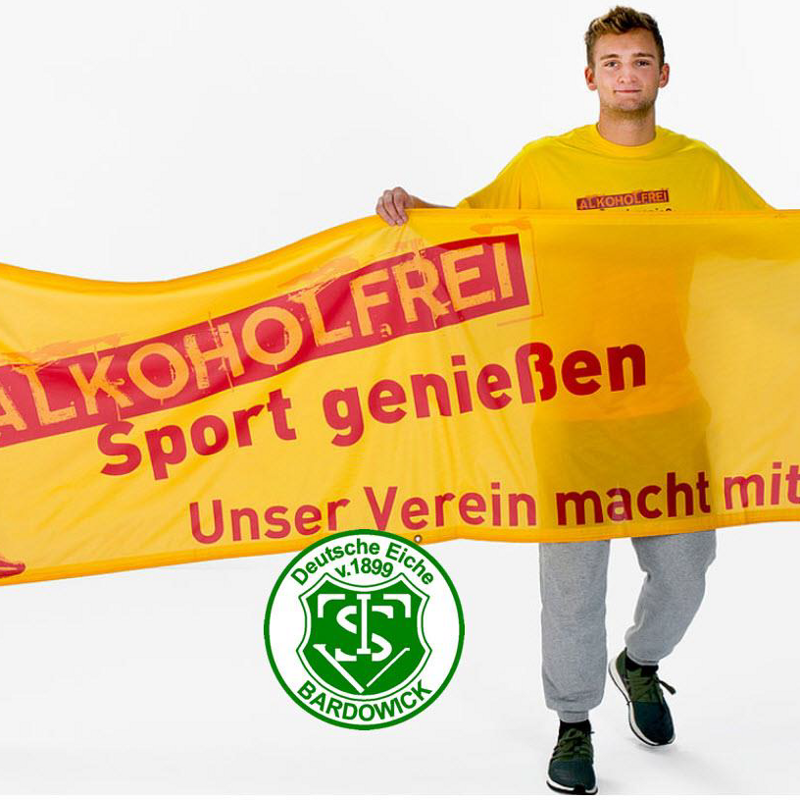 © TSV Bardowick / BIÖG Ein Trainer mit dem Banner von „Alkoholfrei Sport genießen“ und dem Schriftzug: „Wir machen mit!“
