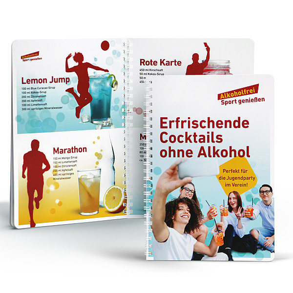 Collage aus Rezeptheft-Cover mit Jugendlichen, die alkoholfreie Cocktails in der Hand halten, und Innenansicht des Ringbuchs mit Cocktailrezepten