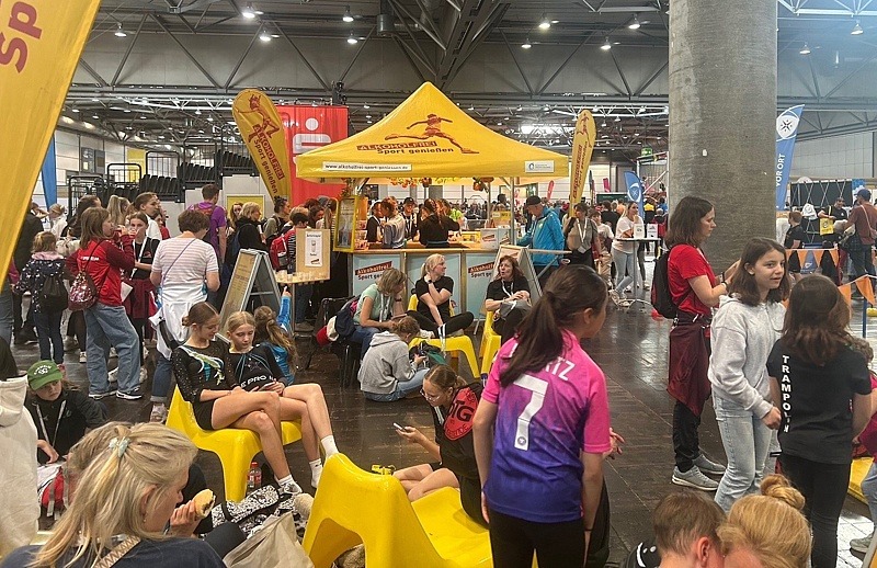 Der Stand von "Alkoholfrei Sport" genießen, umringt von vielen interessierten jungen Besucherinnen und Besuchern.