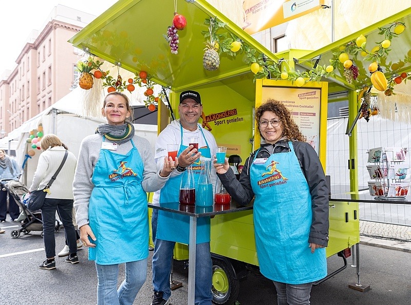 © Carsten Kobow Das „Alkoholfrei Sport geniessen-Team“ am Cocktailstand mit der Ape beim Tag der offenen Tür in Berlin